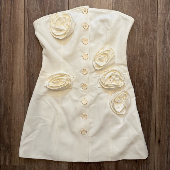 House of CB Dresses & Skirts - Beulah WHITE ROSE STRAPLESS BUTTON FRONT DRESS